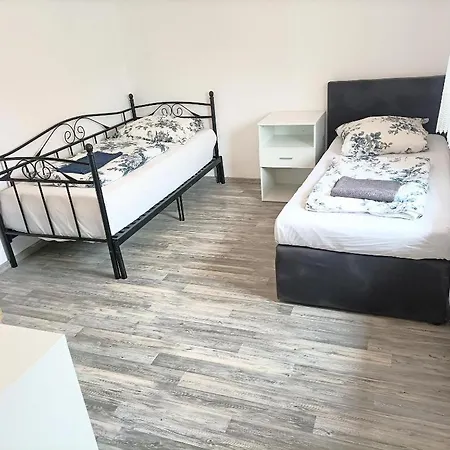3 Near Frankfurt Apartment *